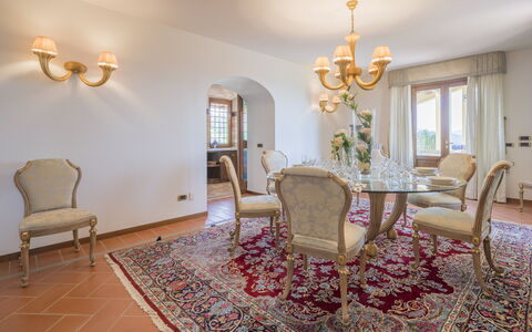 Villa Alessia Luxury: Interior Design, Möbel, Flooring, Fussboden, Decke, Beleuchtung, Zimmer, Tabelle, Esszimmer, Stuhl