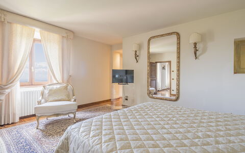Villa Alessia Luxury: Möbel, Interior Design, Bett, Schlafzimmer, Wand, Flooring, Fussboden, Bettdecke, Bedding, Zimmer