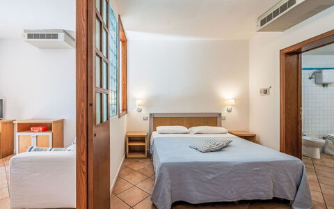 Magione 120: Decke, Wohnung, Schlafzimmer, Bett, Bettrahmen, Resort, Bedding, Stuhl, Hotel, Cabinetry