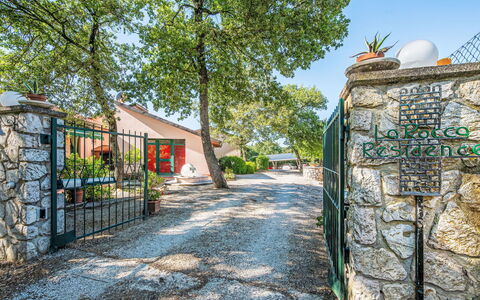 Magione 120: Auffahrt, Schatten, Garten, Tor, Landscaping, Garten, Flagstone, Walkway