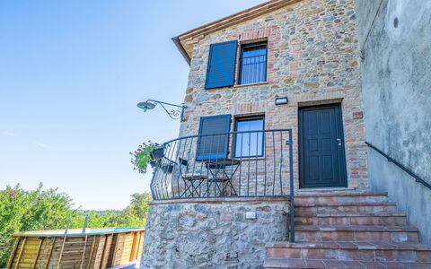 Santa Cristina: Blau, Wand, Tür, Verbundwerkstoff, Eisen, Steinwand, Geländer, Balkon, Treppe, Daylighting