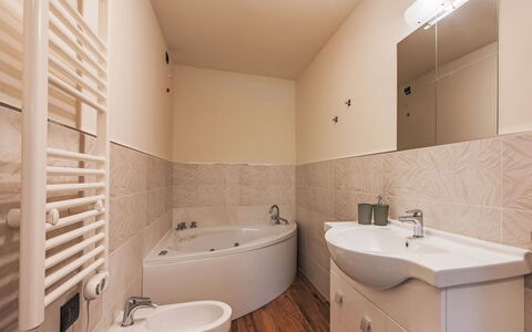 Santa Cristina: Badezimmer, Flooring, Armatur, Bad Sink, Fussboden, Interior Design, Sinken, Wand, Badewanne, Zapfhahn