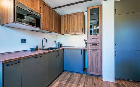 Santa Cristina: Holz, Interior Design, Flooring, Küche, Countertop, Cabinetry, Major Appliance, Fussboden, Decke, Zimmer