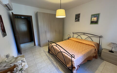 Il Volo Del Nibbio: Bett, Möbel, Schlafzimmer, Interior Design, Bedding, Bettdecke, Fussboden, Flooring, Holz, Zimmer