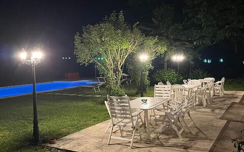 Villa Amelia: Nacht, Mitternacht, Garten, Schwimmbad, Rasen, Sicherheitsbeleuchtung, Hinterhof, Garten, Landschaft Beleuchtung