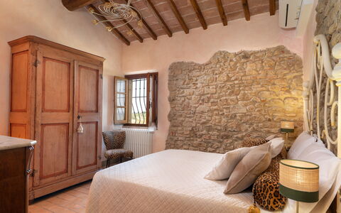 Casa Meletta: Möbel, Wand, Interior Design, Zuhause, Flooring, Schlafzimmer, Linens, Bett, Zimmer, Bettrahmen