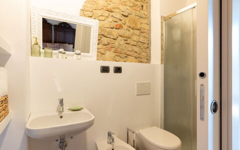 Casa Meletta: Wand, Flooring, Fussboden, Interior Design, Armatur, Tür, Installation, Zimmer, Badezimmer, Decke