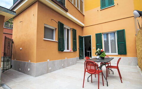 Via Nazionale: Flooring, Fussboden, Wohnung, Balkon, Holzbeize, Zimmerpflanze, Blumentopf, Farbe, Fliese, Hof