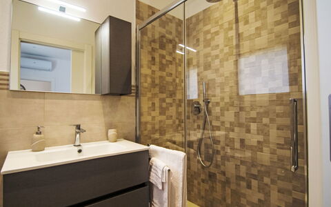 Via Nazionale: Badezimmer, Flooring, Bad Sink, Fussboden, Interior Design, Armatur, Wand, Sinken, Badezimmerschrank, Spiegel