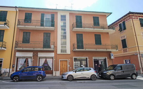 Via Nazionale: Fenster, Gebäude, Kraftfahrzeug, Automobil-Außen, Auto, Nachbarschaft, Wohnung, \Stadt