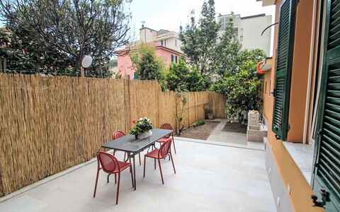 Via Nazionale: Holz, Flooring, Fussboden, Schatten, Hinterhof, Gartenmöbel, Beton, Garten, Garten, Holzbeize