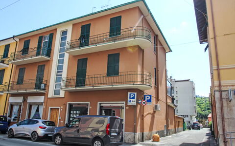 Via Nazionale: Gebäude, Fenster, \Stadt, Automobil-Außen, Nachbarschaft, Wohnung, Strasse, Wohngebiet