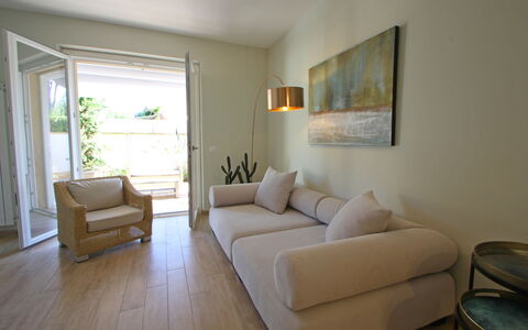 Casa Rossella: Möbel, Couch, Flooring, Interior Design, Wand, Fussboden, Holz, Wohnzimmer, Zimmer