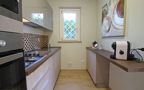 Casa Rossella: Küchengerät, Küche, Countertop, Major Appliance, Interior Design, Haushaltsgerät, Cabinetry, Flooring, Holz, Herd