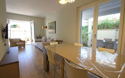 Casa Rossella: Möbel, Flooring, Interior Design, Stuhl, Fussboden, Tabelle, Küche & Esszimmer Tisch, Zimmer, Wohnung, Esszimmer