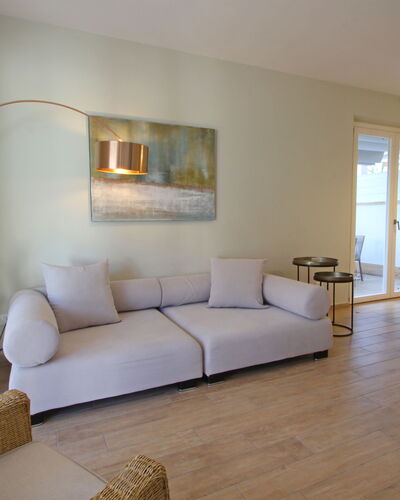 Casa Rossella: Möbel, Interior Design, Flooring, Fussboden, Wand, Couch, Holz, Wohnzimmer, Zimmer, Tabelle