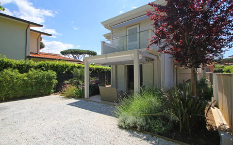 Casa Simonetta: Wohngebiet, Strauch, Zuhause, Haus, Garten, Schatten, Landscaping, Garten, Estate