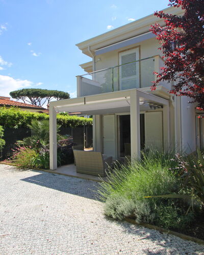 Casa Simonetta: Wohngebiet, Strauch, Zuhause, Haus, Garten, Schatten, Landscaping, Garten, Estate