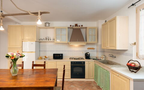 Villa Gori: Möbel, Küche, Countertop, Interior Design, Cabinetry, Küchengerät, Flooring, Fussboden, Holz, Major Appliance