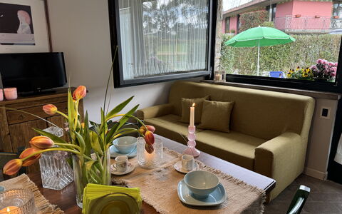 Green Hills 13: Holz, Interior Design, Möbel, Flooring, Zimmer, Wohnzimmer, Couch, Zimmerpflanze, Kaffetisch