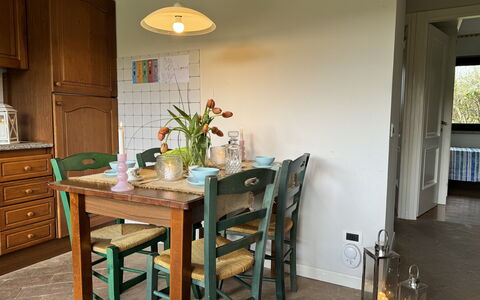 Green Hills 13: Möbel, Interior Design, Flooring, Esszimmer, Stuhl, Tabelle, Holz, Küche & Esszimmer Tisch, Fussboden, Zimmer
