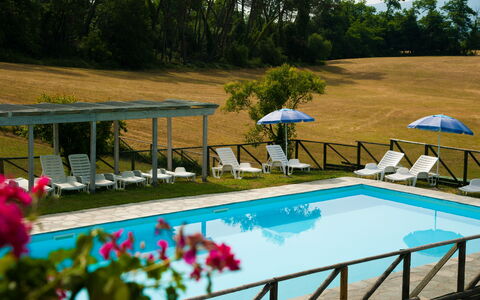 Green Hills 13: Schwimmbad, Gartenmöbel, Möbel, Resort, Sonnenliege, Freizeit, Linens, Eco Hotel, Hotel, Regenschirm