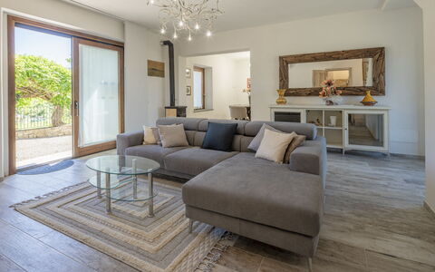 Villetta Cafaggio, Ac, Wifi, Panzano In Chianti: Möbel, Couch, Interior Design, Flooring, Fussboden, Wohnzimmer, Holz, Decke, Zimmer, Zuhause