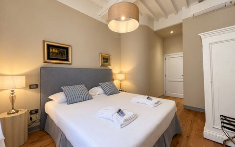 Via Roma 39: Bett, Schlafzimmer, Bedding, Bettdecke, Interior Design, Möbel, Bettrahmen, Zimmer, Linens, Fussboden