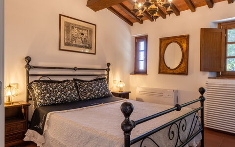 Tenuta i Mandorli, Pool, Wifi, Peccioli: Möbel, Bett, Schlafzimmer, Flooring, Holz, Interior Design, Fussboden, Bedding, Bettdecke, Decke