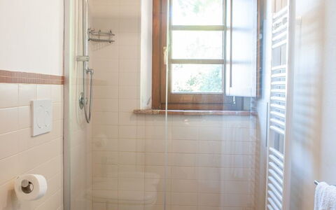Tenuta i Mandorli, Pool, Wifi, Peccioli: Wand, Flooring, Armatur, Badezimmer, Fussboden, Interior Design, Tür, Installation, Zuhause, Zimmer