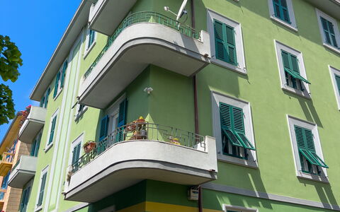 Corso Roma 15 Vacanze - Levanto: Gebäude, Fassade, Wohnung, Wohngebiet, Urban Design, Zuhause, Eigentumswohnung, Balkon, Mischnutzung, Farbe
