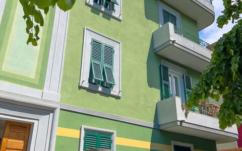 Corso Roma 15 Vacanze - Levanto: Urban Design, Wohnung, Verbundwerkstoff, Balkon, Eigentumswohnung, Farbe, Formen, Design, Fensterabdeckung
