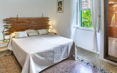 Corso Roma 15 Vacanze - Levanto: Schlafzimmer, Möbel, Bett, Holz, Bedding, Bettdecke, Interior Design, Linens, Zuhause, Fussboden