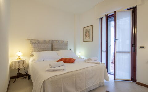 Bonaria Boutique House Ac, Wifi, Cinque Terre: Wand, Interior Design, Fussboden, Holz, Schlafzimmer, Bett, Flooring, Zimmer, Bettdecke, Decke