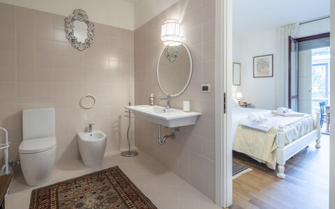 Bonaria Boutique House Ac, Wifi, Cinque Terre: Flooring, Armatur, Fussboden, Interior Design, Badezimmer, Installation, Sinken, Beleuchtung, Zapfhahn, Zuhause