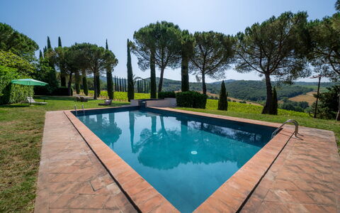 Passignano: Blau, Schwimmbad, Landscaping, Garten, Water Feature, Schatten, Hinterhof, Hazienda, Eco Hotel