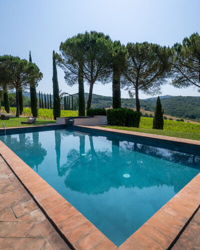 Passignano: Blau, Schwimmbad, Landscaping, Garten, Water Feature, Schatten, Hinterhof, Hazienda, Eco Hotel