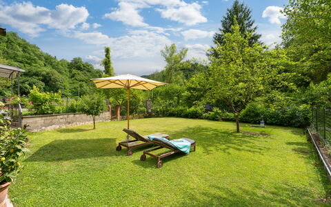 Villa Fornaci: Garten, Grundstueck, Möbel, Ground, Rasen, Gartenmöbel, Schatten, Eco Hotel, Landscaping, Garten
