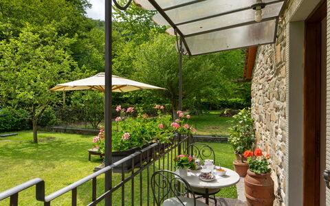 Villa Fornaci: Möbel, Stuhl, Gartenmöbel, Tisch Im Freien, Blumentopf, Zimmerpflanze, Garten, Hütte, Schatten, Garten