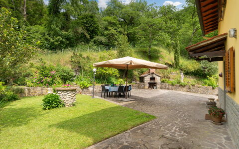 Villa Fornaci: Möbel, Flagstone, Garten, Gartenmöbel, Hinterhof, Schatten, Landscaping, Stuhl, Eco Hotel, Garten