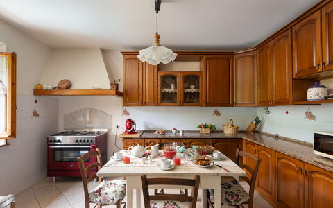 Villa Fornaci: Möbel, Küche, Interior Design, Cabinetry, Holz, Countertop, Flooring, Küchengerät, Zimmer, Schrank