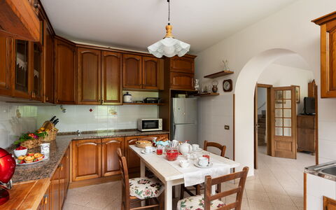 Villa Fornaci: Möbel, Küche, Interior Design, Countertop, Cabinetry, Küchengerät, Holz, Flooring, Decke, Zimmer