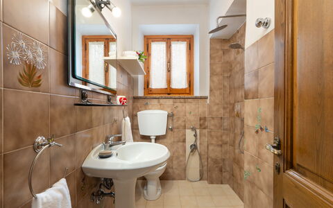 Villa Fornaci: Bad Sink, Badezimmer, Toilleten Sitz, Sinken, Armatur, Toilette, Flooring, Interior Design, Zapfhahn, Fussboden