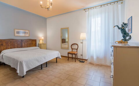 Il Campino, Pool, Montaione: Flooring, Fussboden, Schlafzimmer, Interior Design, Möbel, Bett, Decke, Bettdecke, Zimmer, Beleuchtung