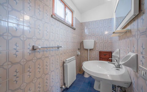 Il Campino, Pool, Montaione: Flooring, Fussboden, Armatur, Interior Design, Decke, Fliese, Zimmer, Badezimmer, Installation, Sinken