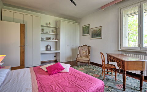 Villa Adriana: Bett, Möbel, Interior Design, Schlafzimmer, Wand, Flooring, Fussboden, Bettdecke, Holz, Zimmer