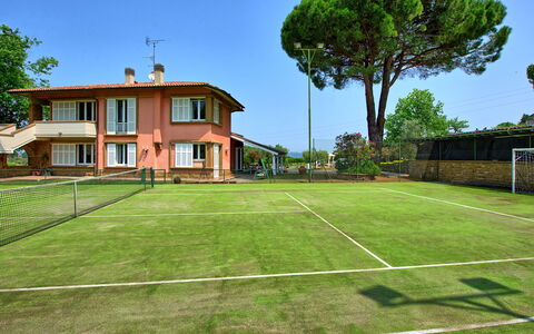 Villa Adriana: Tennisplatz, Tennis, Racquet Sport, Netz, Schatten, Rasen, Garten