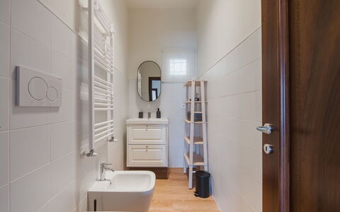 Titta: Flooring, Fussboden, Wand, Interior Design, Holz, Armatur, Badezimmer, Toilette, Zuhause, Zimmer