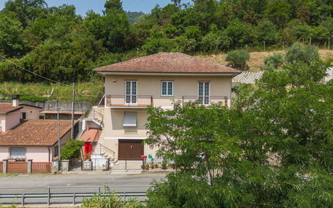 Titta: Gebäude, Haus, Zuhause, Wohngebiet, Die Architektur, Dach, Ländliches Gebiet, Menschliche Siedlung, Dorf, Steigung