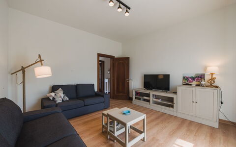 Titta: Möbel, Interior Design, Flooring, Fussboden, Holz, Couch, Decke, Zimmer, Wohnzimmer, Tabelle